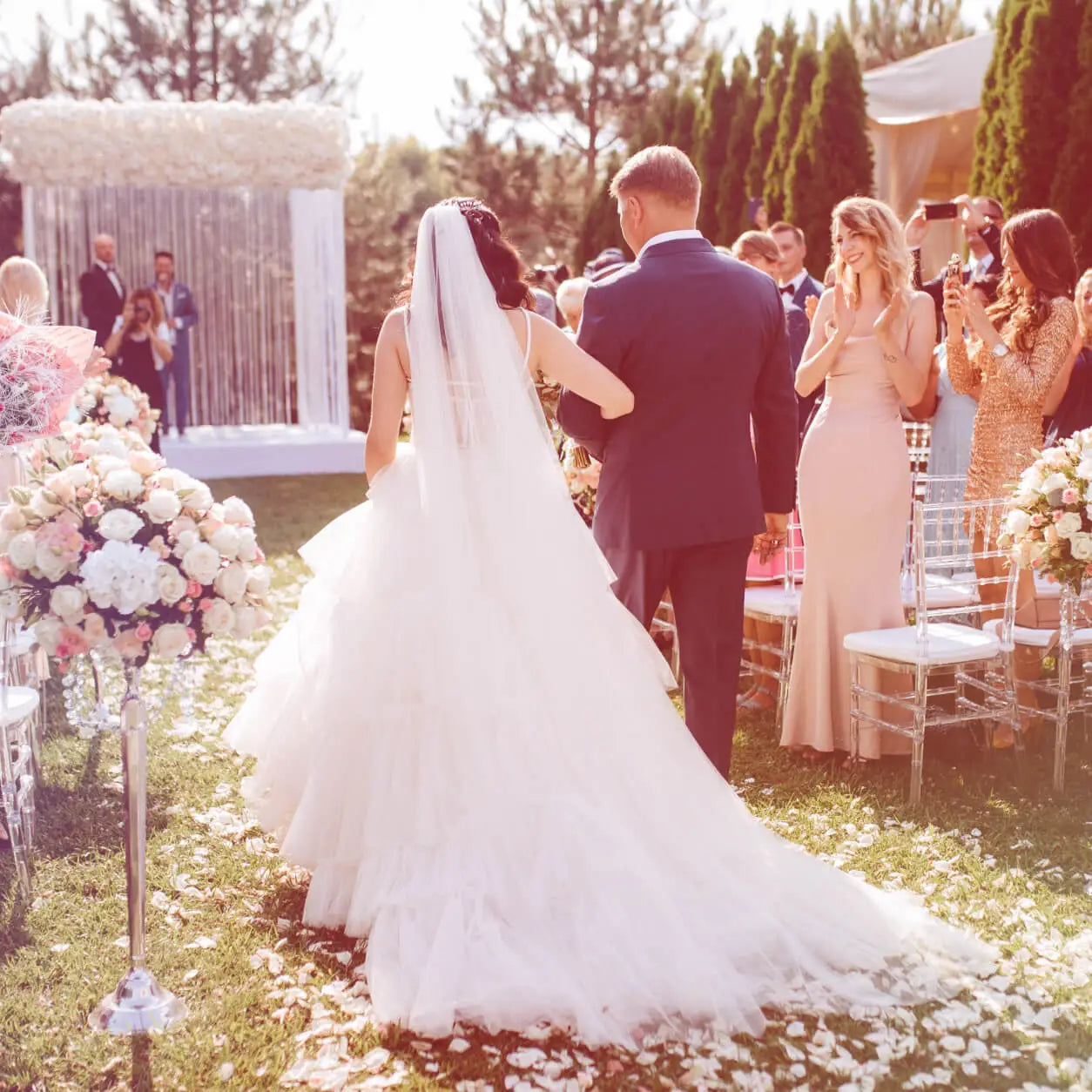 Entrée des mariés pendant la cérémonie pour illustrer une chanson personnalisée de mariage