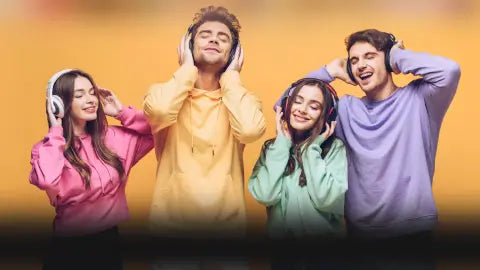 deux femmes et deux hommes écoutant leur chanson personnalisée Melodify