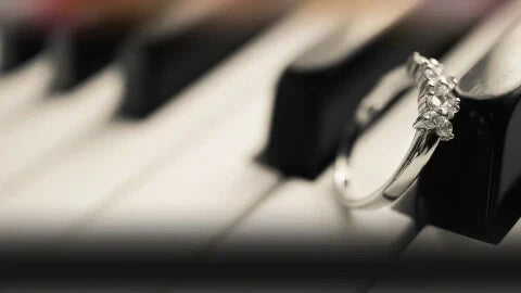 représentation musique de mariage avec un piano et une bague de fiançaille