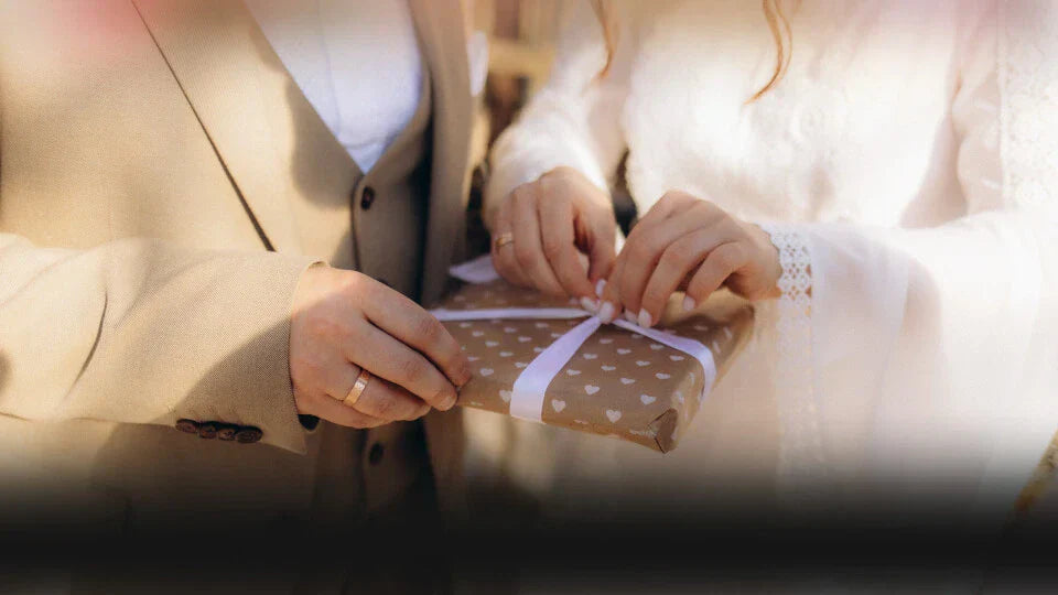 Couple de mariés recevant un cadeau de mariage personnalisé pour un couple qui a déjà tout
