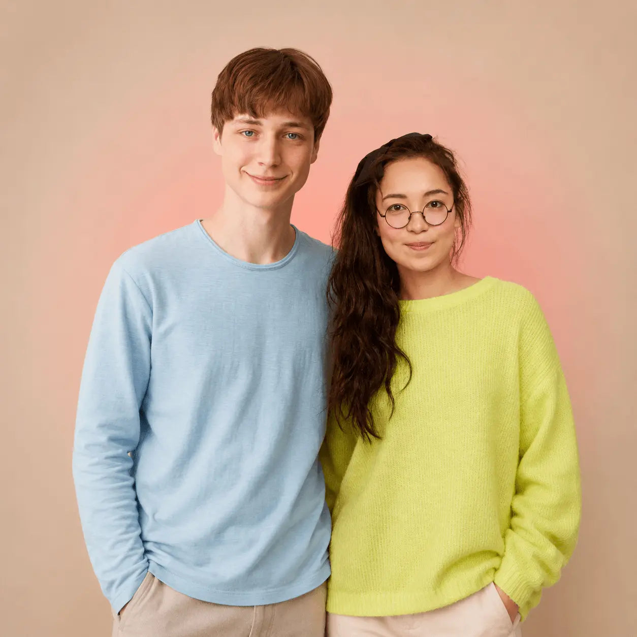 Deux jeunes adultes illustrant une chanson personnalisée pour un anniversaire de 18 ans
