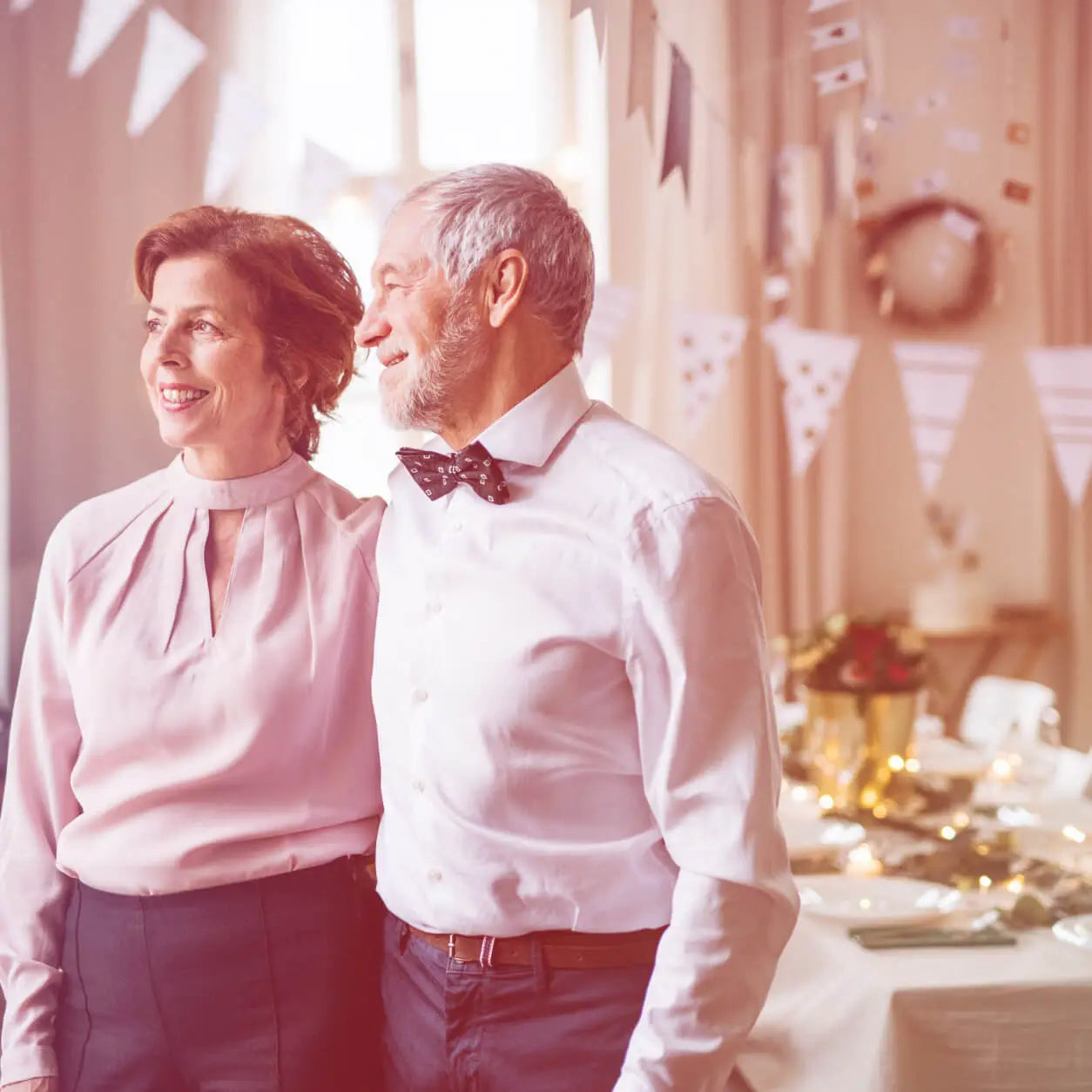 Couple célébrant un anniversaire de mariage avec une chanson personnalisée créée sur mesure